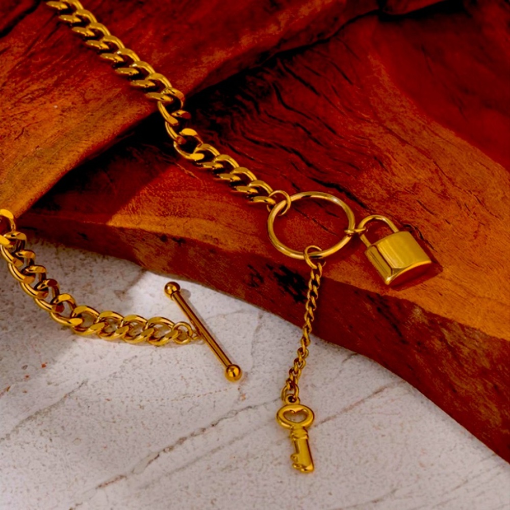 Women jewelry gold stainless steel Lock pendant necklace.